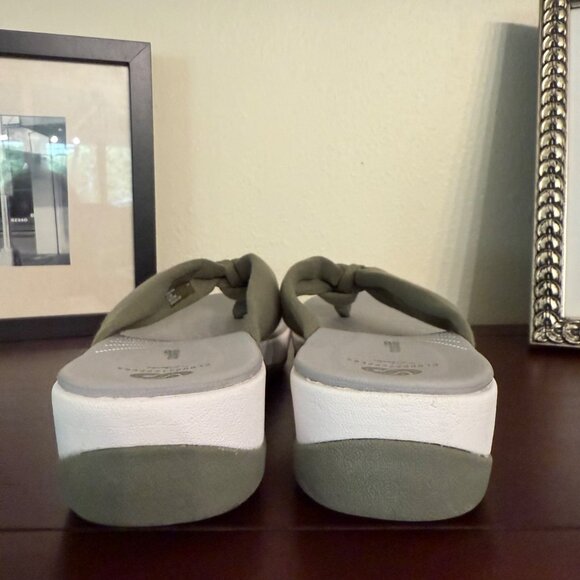 Clarks Cloudsteppers Knotted Strap Olive Green Flip-Flops Sz 11 NWOB - Picture 5 of 9
